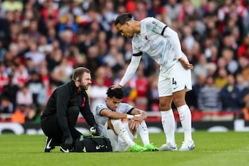 Virgil Van Dijk consoles team-mate Luis Díaz before he goes off injured during the Premier League match between Arsenal and Liverpool.