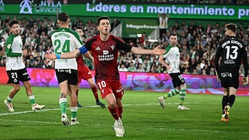 Alberto Reina, jugador del Mirandés, marcando un gol ante el Racing de Santander.