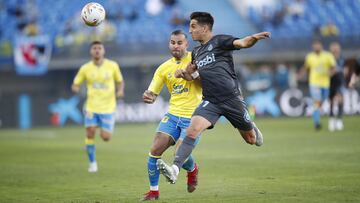 Jes&eacute; Rodr&iacute;guez, jugador de la UD Las Palmas, y Ram&oacute;n Terrats, jugador del Girona, durante un partido.