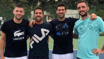 Novak Djokovic posa junto a Filip Krajinovic, Janko Tipsarevic y Viktor Troicki durante un entrenamiento en Belgrado.