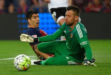 Valencia's goalkeeper Diego Alves (R) during the Spanish league football match FC Barcelona vs Valencia CF at the Camp Nou