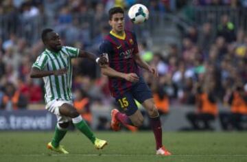 El defensa del Barcelona Marc Bartra (d) y el centrocampista congoleño del Betis Cedric.