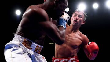 Gannadiy Golovkin golpea a Steve Rolls durante su combate.
