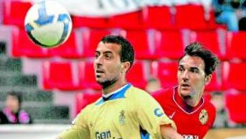 <b>UNOS MINUTOS. </b>González intenta controlar un balón ante Campano en el minuto 90.