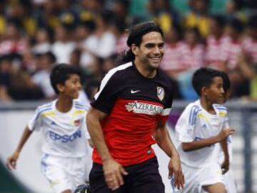 El Atlético participó en un partido de exhibición contra 128 niños de 13 colegios de primaria en el estadio Jalan Besar en Singapur. Radamel Falcao.