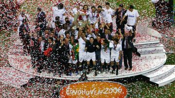 El Sevilla levanta el trofeo de la Europa League en Eindhoven 2006.