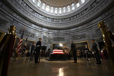El pueblo estadounidense rindió homenaje al expresidente Jimmy Carter ante su ataúd, envuelto en la bandera estadounidense, en la Rotonda del Capitolio de los Estados Unidos en Washington, D.C., el 8 de enero de 2025.