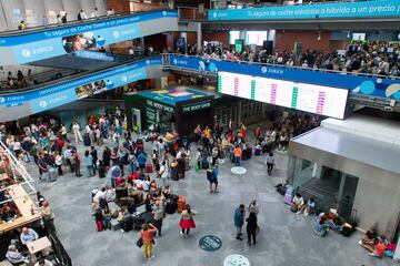 Cientos de viajeros con sus viajes cancelados esperan en la Estación de Atocha-Almudena Grandes.