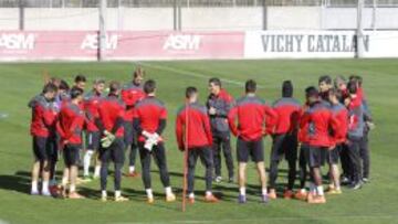 Los disponibles, ayer, en la charla de Galca con que comenzaba el entrenamiento.