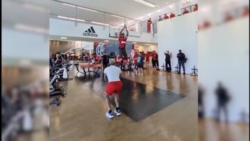 La impresionante tapa de Jimmy Butler a Gabigol jugando baloncesto