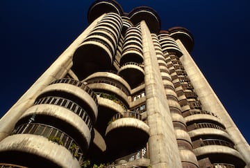 Fue acabado en 1969 y diseñado por Francisco Javier Sáenz de Oiza. Es una gran torre de hormigón de 81 metros de altura, con 23 plantas y un claro ejemplo de arquitectura brutalista. Lo peculiar de este edificio son sus formas cilíndricas, tanto fuera como dentro del edificio. Fue ideada para ser una torre de pisos de lujo en altura, algo innovador para la época ya que imperaban las viviendas residenciales. 