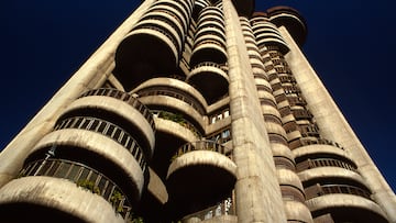 Dos arquitectos se adentran en uno de los edificios más icónicos de Madrid, las Torres Blancas: “Había mucha poesía”