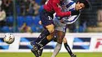 <b>CAMPO MALDITO</b>. Aloisi y Gaspar pugnan por un balón en un enfrentamiento anterior.