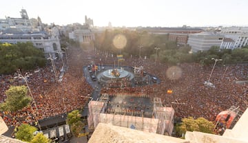 Miles de aficionados se concentran en la plaza de Cibeles para celebrar con los jugadores de la selección española el título de campeones de Europa.