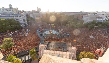 Miles de aficionados se concentran en la plaza de Cibeles para celebrar con los jugadores de la selección española el título de campeones de Europa.