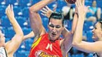 <b>SÓLO LUCHA. </b>Montesdeoca captura un rebote ante las checas.