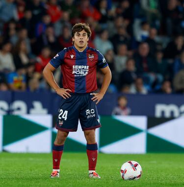 Partido muy completo de Carlos Álvarez contra el Elche. El centrocampista pudo marcar en dos remates, generó dos ocasiones de peligro y se apuntó la asistencia del tanto de Roger Brugué, con un envío precioso.