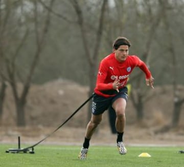 Angelo Henríquez y Fernando Meneses hablaron con la prensa. La selección chilena trabajó en doble jornada este lunes.