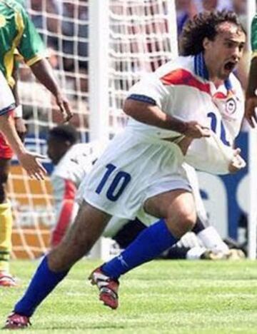 José Luis Sierra defendió a la selección chilena en Francia 1998 y disputó tres Copas América (1993, 1995 y 1999). En la Roja jugó 55 partidos y anotó en al Mundial uno de los goles más recordados de la historia del fútbol chileno, el parcial 1-0 sobre Camerún de tiro libre.