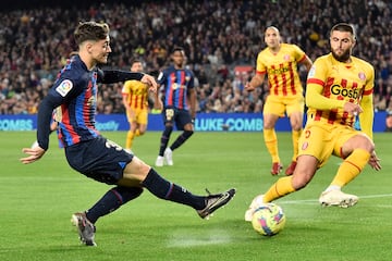 El mediocentro del Barcelona, Gavi, lanza un pase lateral ante la oposición del defensa del Girona, David López.