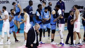 Pablo Laso se retira de la cancha, mientras los jugadores del Real Madrid y el Movistar Estudiantes se saludan.