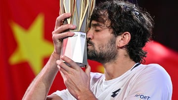 Valentin Vacherot, con el trofeo de campeón en Shanghái.