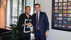 Dani Alves y Josep Maria Bartomeu.