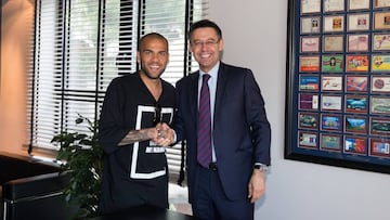 Dani Alves y Josep Maria Bartomeu.