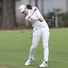 Hinako Shibuno mantiene liderato con un golpe de ventaja