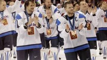 Los finlandeses celebran la medalla de bronce conquistada hoy frente a Eslovaquia.