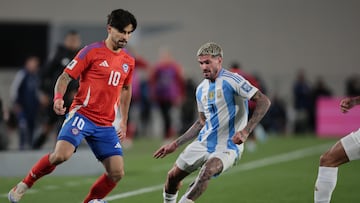 AMDEP6103. BUENOS AIRES (ARGENTINA), 05/09/2024.- Rodrigo de Paul (d) de Argentina celebra su gol con Víctor Dávila este jueves, en un partido de las eliminatorias sudamericana para el Mundial 2026 entre Argentina y Chile en el estadio Más Monumental en Buenos Aires (Argentina). EFE/ STR
