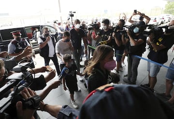 Messi y su familia llegando al aeropuerto de Barcelona. 