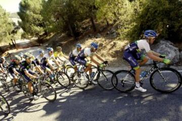 El pelotón durante la tercera etapa de la Vuelta Ciclista a España 2014 que hoy ha transcurrido entre Cádiz capital y el municipio gaditano de Arcos de la Frontera, con un recorrido de 197,8 kilómetros.