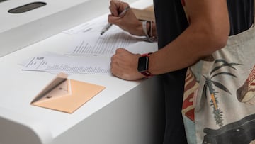 Una mujer votando por correo las elecciones del 23J un d¨ªa antes de que se acabe el plazo. A 19 de julio de 2023, en Sevilla (Andaluc¨ªa, Espa?a). Comisiones Obreras (CCOO) ha calculado que, con datos de la ma?ana de el martes, unos 800.000 solicitantes del voto por correo faltan a¨²n por depositar su sufragio de cara a las elecciones del 23J, cuyo plazo finaliza este jueves 20 de julio, seg¨²n han informado a Europa Press fuentes del sindicato.
19 JULIO 2023
Mar¨ªa Jos¨¦ L¨®pez / Europa Press
19/07/2023