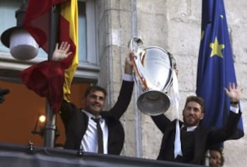  Los capitanes del Real Madrid, Iker Casillas (i) y Sergio Ramos, muestran la copa a los aficionados en el balcón de la sede de la Comunidad de Madrid, durante las celebraciones tras la victoria en la final de la Liga de Campeones disputada ayer en Lisboa. 