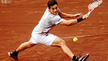 Christian Gar&iacute;n se estira para devolver la pelota en el partido de cuartos de final del ATP 250 de Houston ante el suizo Henri Laaksonen.