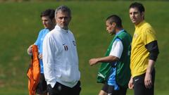 Mourinho e Iv&aacute;n Ramiro C&oacute;rdoba juntos 