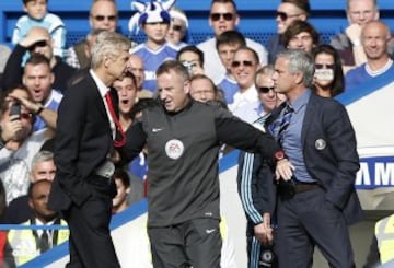 Wenger y Mourinho se enzarzaron en la banda cuando el galo se dirigió a Mourinho tras una feísima entrada de Cahill a Alexis.