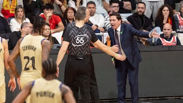 El entrenador de Barcelona Xavi Pascual protesta a los árbitros durante el partido de la décimo octava jornada de la liga Endesa que están disputando este domingo contra UCAM Murcia en el Palacio de los Deportes de Murcia.