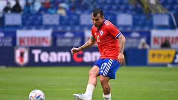 SUITA, JAPAN - JUNE 14: Gary Medel of Chile in action during the international friendly match between Chile and Ghana at Panasonic Stadium Suita on June 14, 2022 in Suita, Osaka, Japan. (Photo by Kenta Harada/Getty Images)