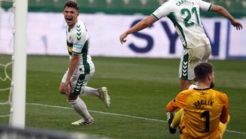 Vaclik, en el suelo tras un gol del Elche.