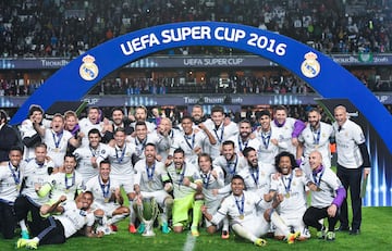 Misma final que hace dos años, ya que fue contra el mismo rival. Sin embargo, el Real Madrid sufrió bastante para levantar su tercera Supercopa de Europa. La final se disputó el 9 de agosto de 2016 en el Lerkendal Stadion en Noruega. Este estadio pertenece al Rosenborg BK, equipo de la Tippeligaen. El equipo liderado por Zinedine Zidane venció por 3-2 en la prórroga ante el Sevilla de Julen Lopetegui, quien le complicó las cosas al Real Madrid. En esta final, a pesar de que el conjunto madridista se adelantó, los hispalenses consiguieron remontar. Cuando todo parecía decidido y el Sevilla se iba a proclamar campeón, un gol de Sergio Ramos de cabeza en el tiempo de descuento puso el 2-2 e hizo que el partido se marchara a la prórroga. En el tiempo extra, a falta de un minuto para el final del encuentro, Carvajal dio el triunfo para el equipo blanco. Una final agónica para el Sevilla y dulce para el Real Madrid, que ganó sin Cristiano Ronaldo, ya que el portugués se encontraba en fase de recuperación de su lesión de rodilla que sufrió con Portugal en la final de la Eurocopa ante Francia.