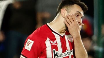 GETAFE, 03/05/2024.- El defensa del Athletic Club Aitor Paredes abandona el terreno de juego tras ser expulsado durante el encuentro correspondiente a la jornada 34 de LaLiga que Getafe CF y Athletic Club disputan hoy viernes en el Coliseum de Getafe. EFE / Sergio Pérez.