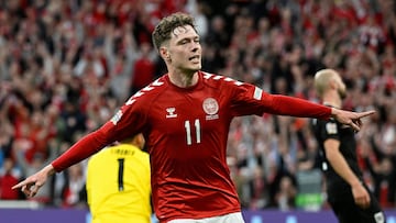 Skov Olsen celebra el segundo gol de Dinamarca.