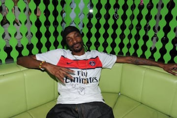 En una de sus salidas en París, Snoop tuvo un encuentro con jugadores del Paris Saint Germain, quienes le obsequiaron la camiseta para su colección.