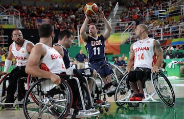 En el baloncesto en silla de ruedas un jugador puede impulsar dos veces su silla de ruedas entremedio de un bote, un tiro o un pase. De otra forma se considera una infracción de desplazamiento. 