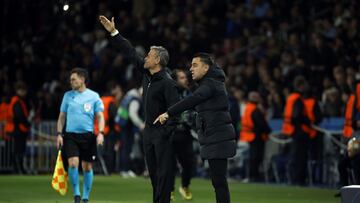 Paris (France), 10/04/2024.- Paris Saint Germain's head coach Luis Enrique (L) and Barcelona head coach Xavi Hernandez (R) gesture during the UEFA Champions League quarter-finals, 1st leg soccer match between Paris Saint-Germain and FC Barcelona, in Paris, France, 10 April 2024. (Liga de Campeones, Francia) EFE/EPA/YOAN VALAT