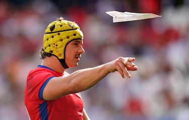 Chile se enfrentó ayer a Samoa en la Copa Mundial de rugby en un partido en el que los polinesios se estrenaron en la competición con una victoria (43-10) que les permite liderar el Grupo D. En la imagen, el centro de Los Cóndores Matías Garafulic devuelve un avión de papel lanzado por el público en el Stade de Bordeaux.