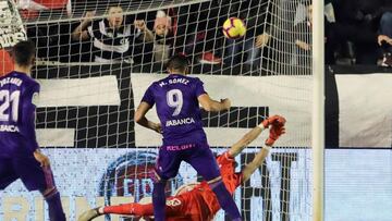 Maxi Gómez marcó su noveno gol en Vallecas de penalti.