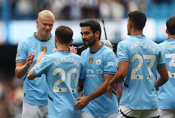 Soccer Football - Premier League - Manchester City v Brentford - Etihad Stadium, Manchester, Britain - September 14, 2024 Manchester City's Erling Haaland and Bernardo Silva celebrate after the match Action Images via Reuters/Lee Smith EDITORIAL USE ONLY. NO USE WITH UNAUTHORIZED AUDIO, VIDEO, DATA, FIXTURE LISTS, CLUB/LEAGUE LOGOS OR 'LIVE' SERVICES. ONLINE IN-MATCH USE LIMITED TO 120 IMAGES, NO VIDEO EMULATION. NO USE IN BETTING, GAMES OR SINGLE CLUB/LEAGUE/PLAYER PUBLICATIONS. PLEASE CONTACT YOUR ACCOUNT REPRESENTATIVE FOR FURTHER DETAILS..